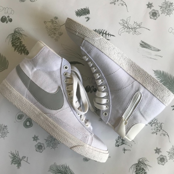 Nike Shoes - NEW Nike Hightops Womens Retro White 6 Sneakers